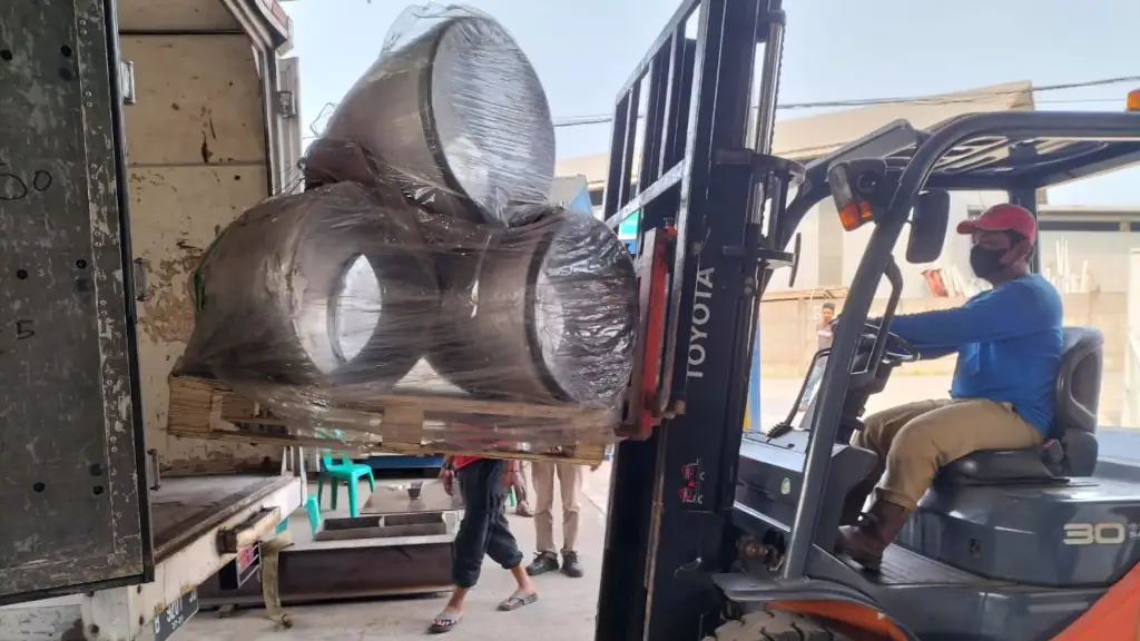 Proses unloading barang dengan perlakuan khusus