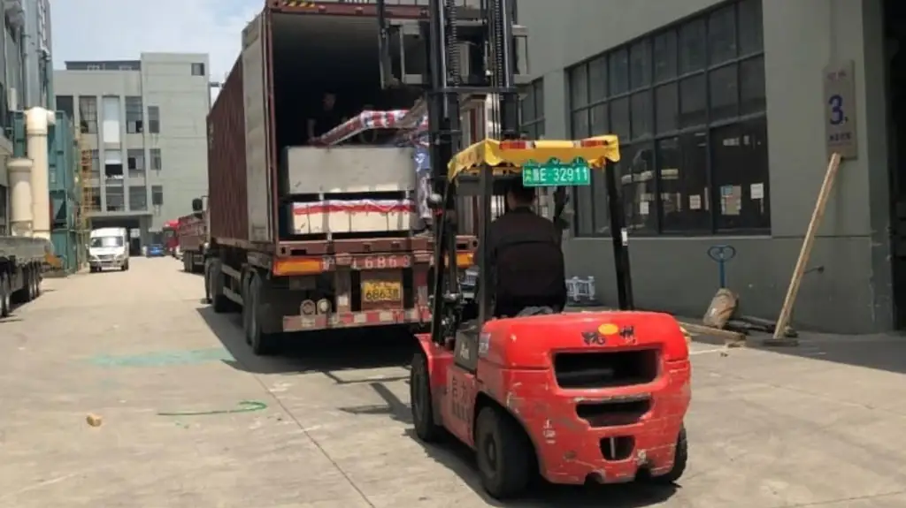 Loading barang dari gudang rekanan kami di China
