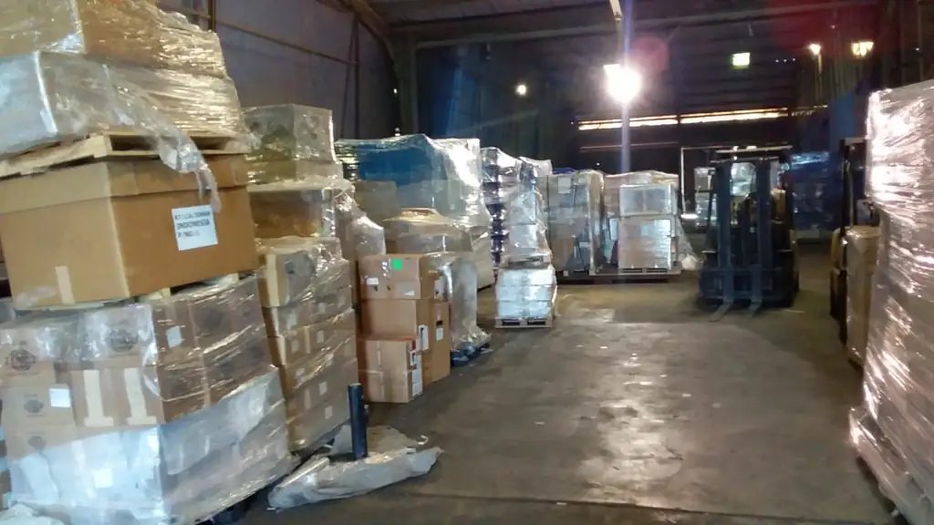 Unloading barang dari kontainer di Tanjung Priok