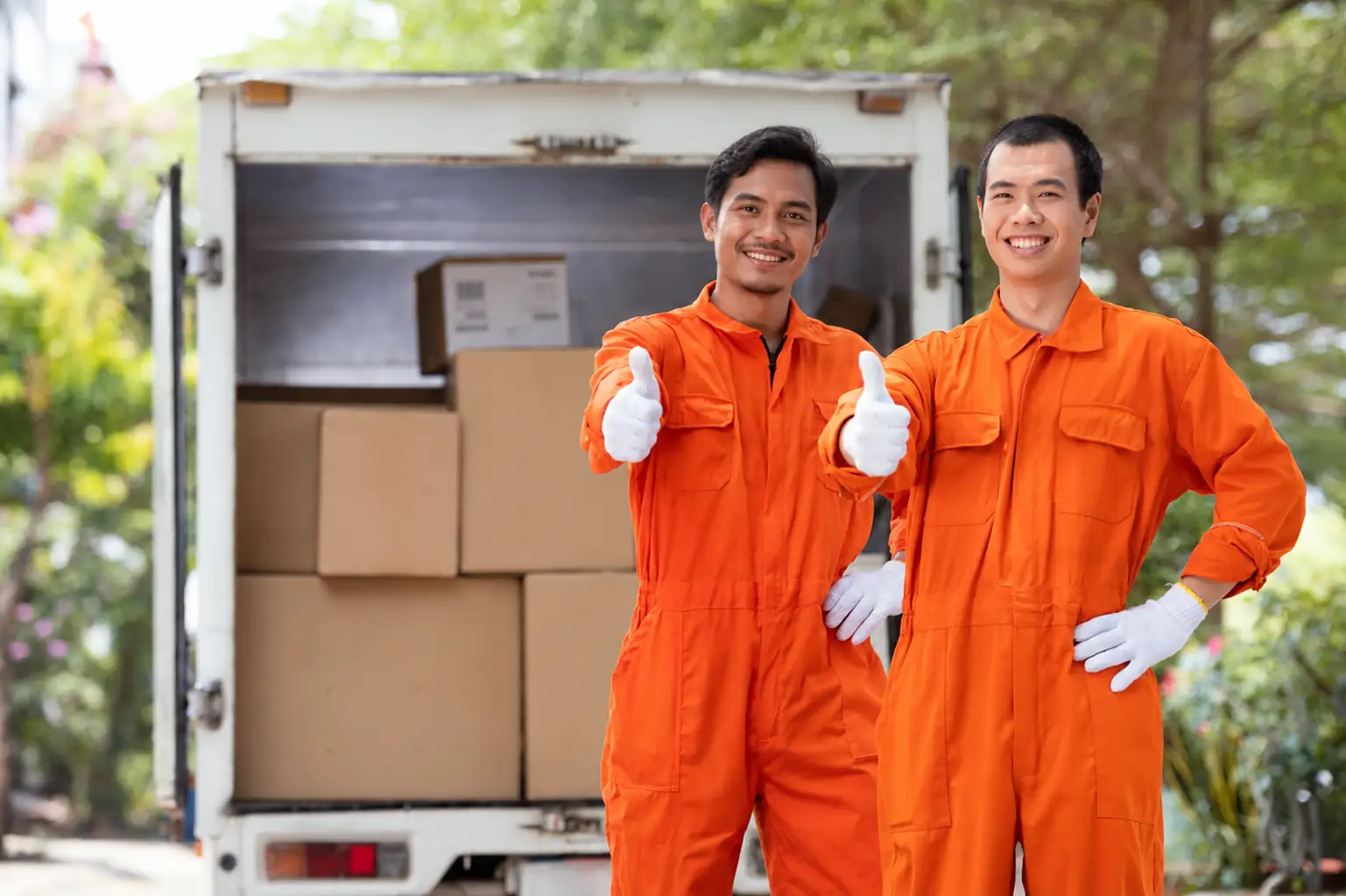 HF Cargo kurir sedang mengantar paket door to door